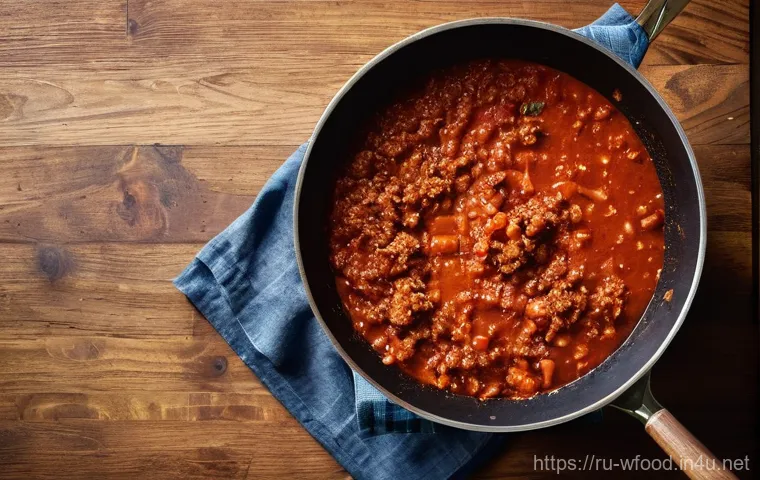 볼로냐 소스의 유래 - **"A heartwarming, candid moment of a family enjoying a homemade Bolognese dinner. The scene is set ...